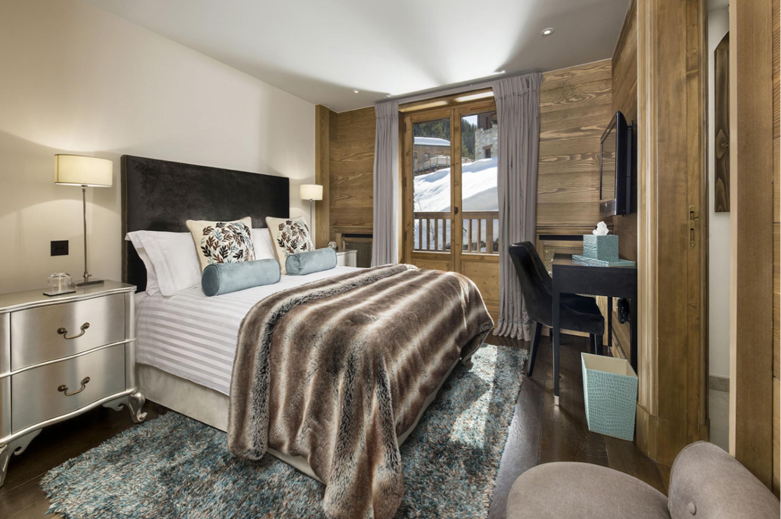 chalet-odile-bedroom-scenic-alpine-views-cosy-interiors-alpine-luxury-courchevel1650