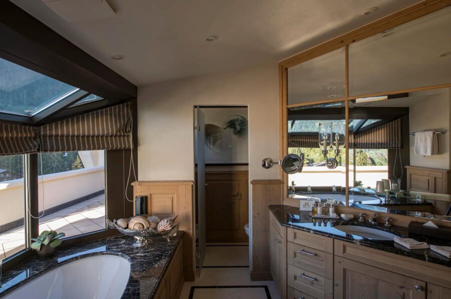 residence-grace-bathroom-bathtub-terrace-scenic-views-spacious-modern-luxury-gstaad