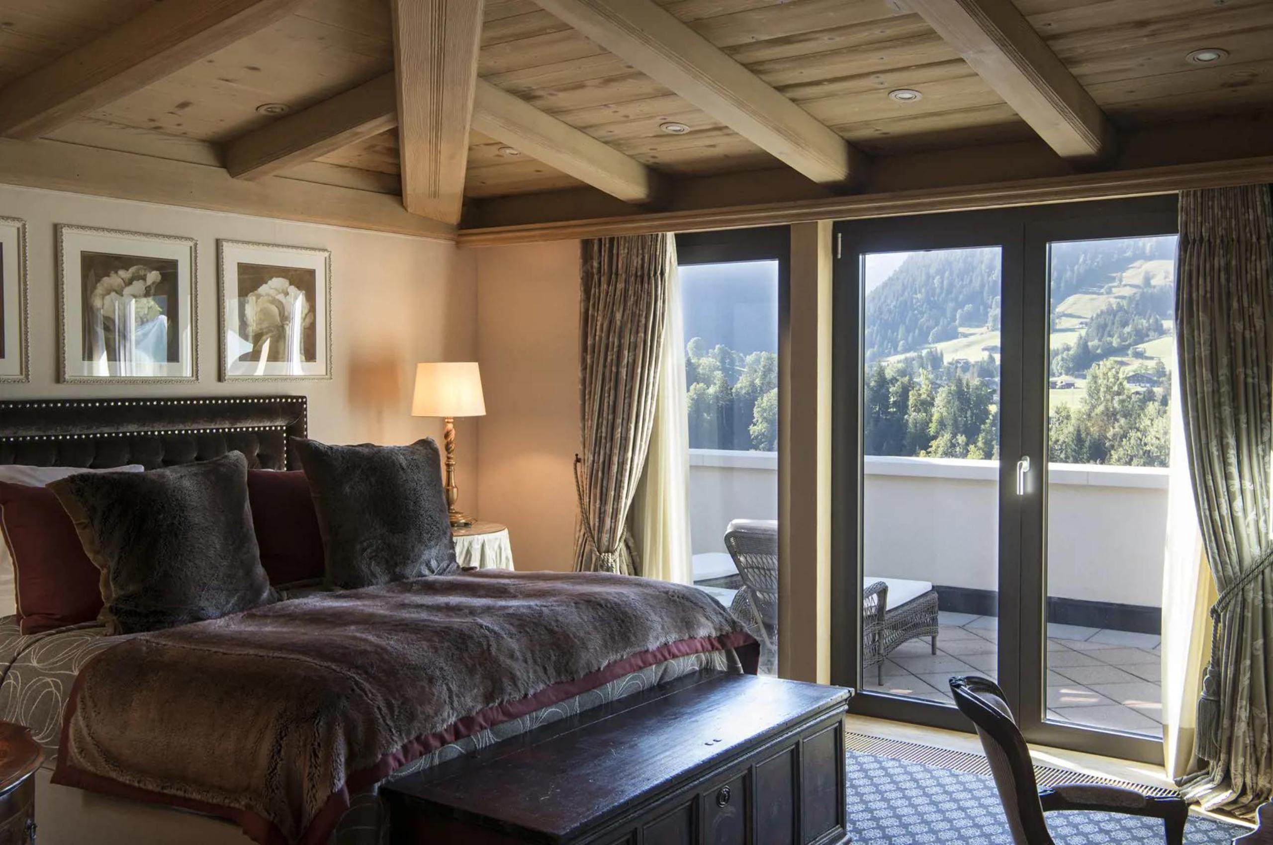 residence-grace-bedroom-balcony-scenic-alpine-views-elegant-luxury-design-gstaad