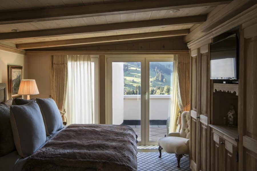 residence-grace-bedroom-balcony-scenic-alpine-views-luxury-retreat-gstaad