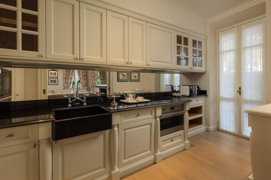 residence-grace-kitchen-stylish-modern-luxury-rental-retreat-lakecomo