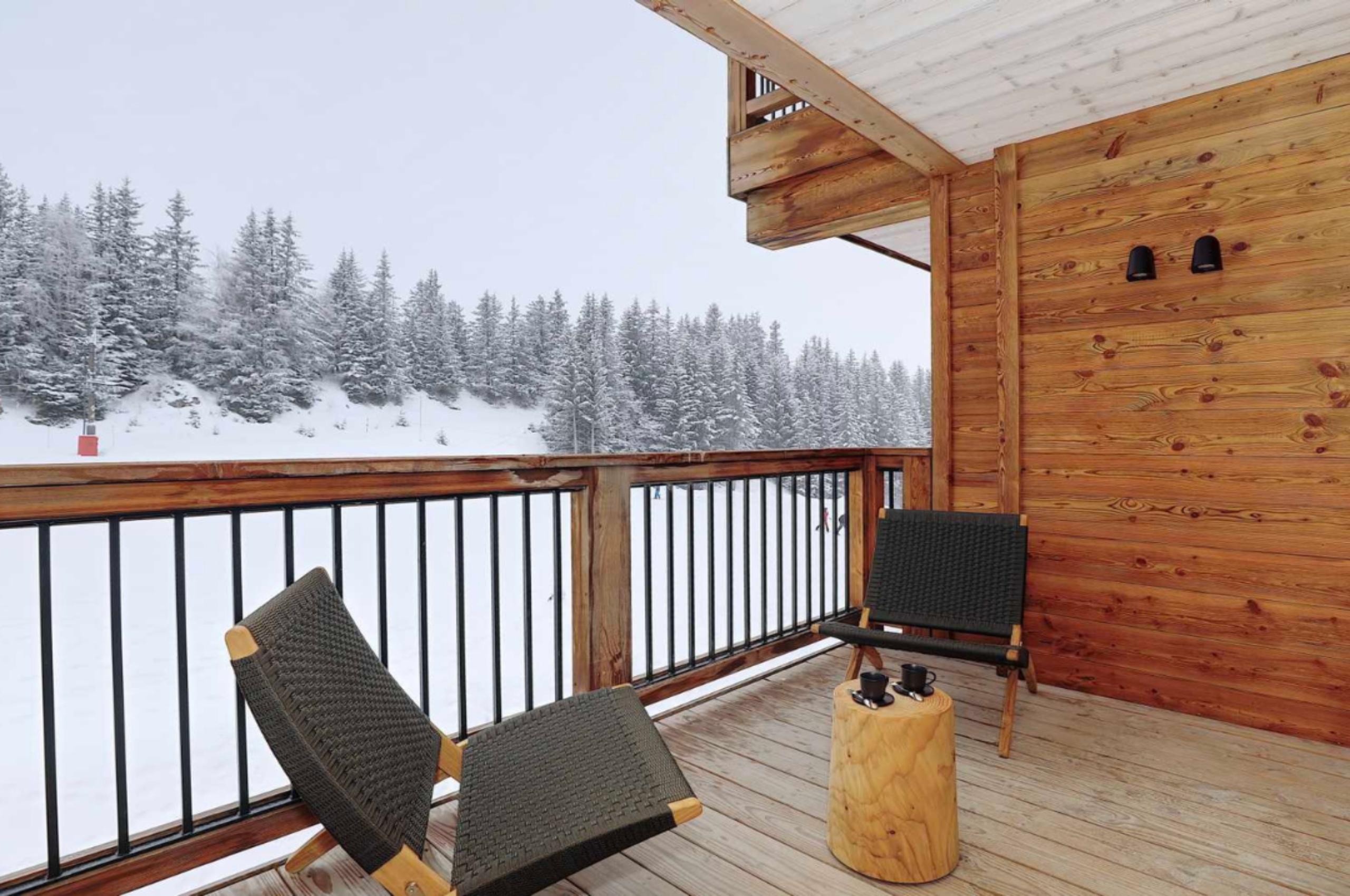 residence-kailey-balcony-scenic-alpine-views-winter-luxury-retreat-courchevel1850
