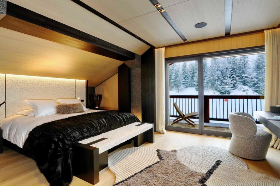 residence-kailey-bedroom-balcony-spacious-modern-elegant-design-scenic-alpine-views-luxury-courchevel1850