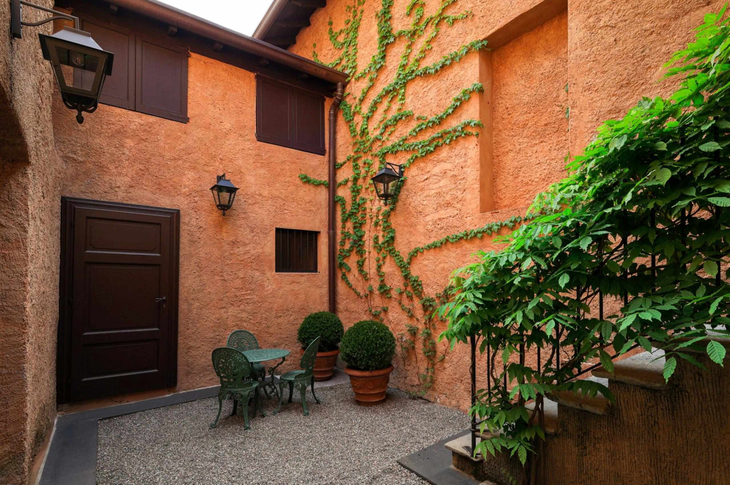 residence-monica-courtyard-romantic-serene-retreat-luxury-lakecomo