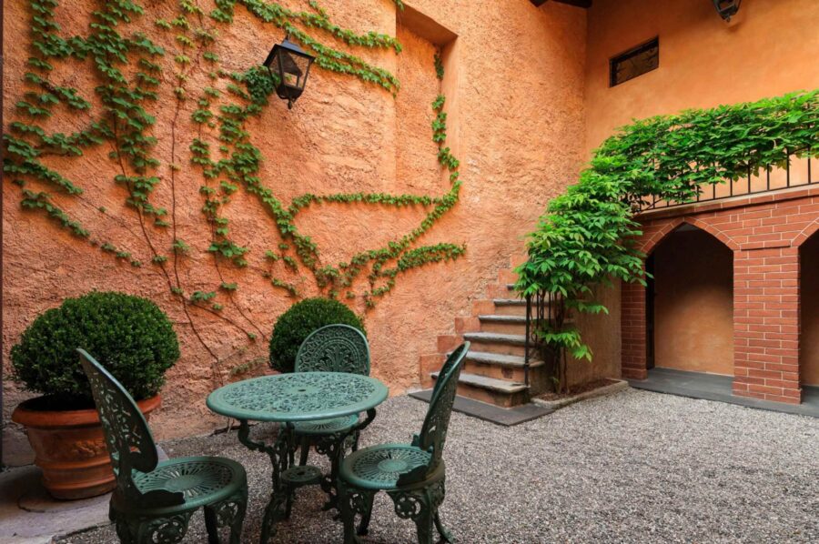 residence-monica-patio-courtyard-elegant-tranquil-space-alfresco-dining-romantic-luxury-lakecomo