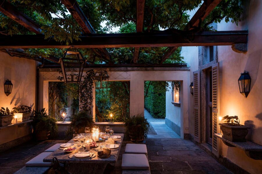 villa-allegra-alfresco-dining-pergola-evening-dinner-elegant-dining-luxury-lakecomo