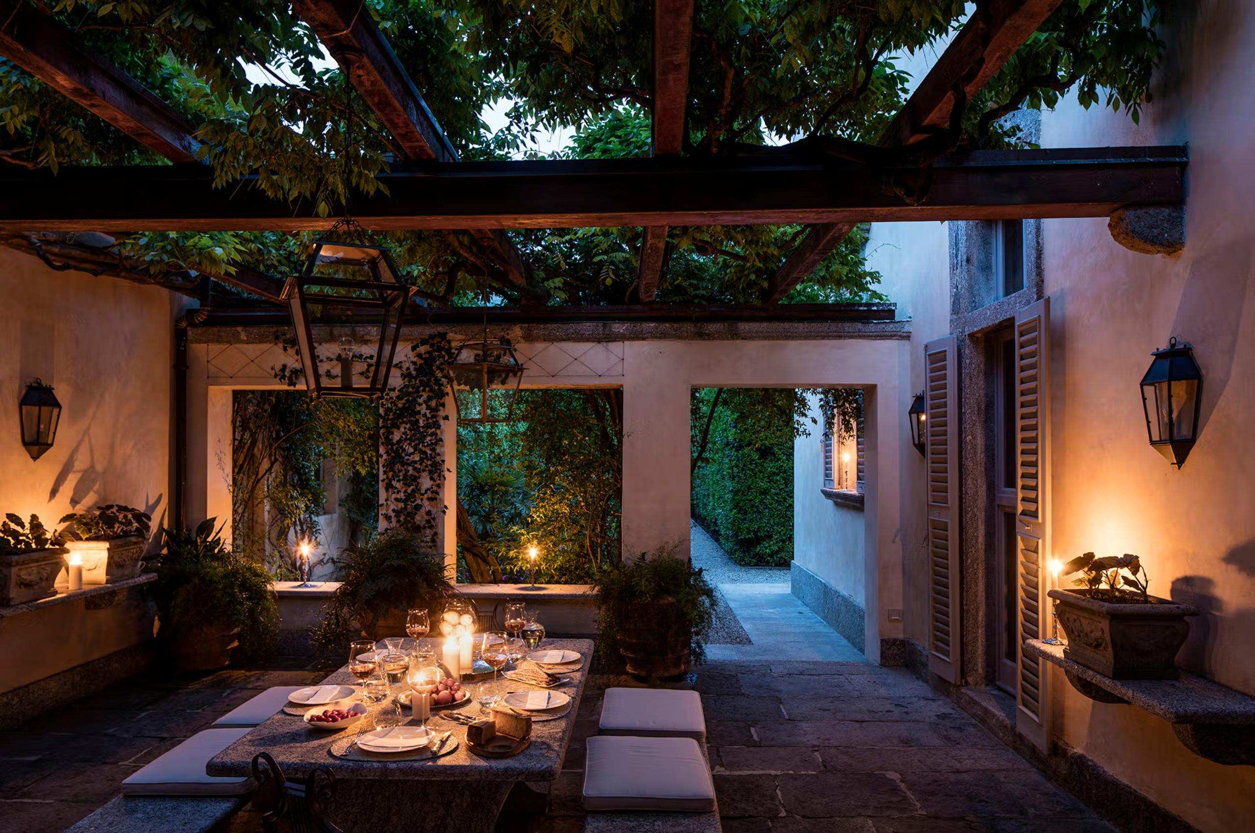 villa-allegra-alfresco-dining-pergola-evening-dinner-elegant-dining-luxury-lakecomo