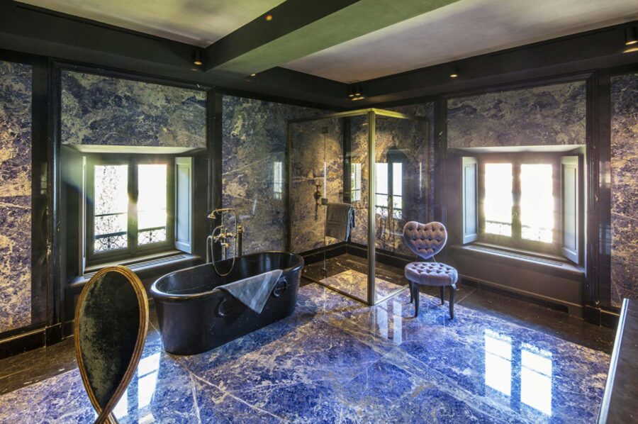 villa-allegra-bathtub-walk-in-shower-marble-unique-interiors-luxury-lakecomo