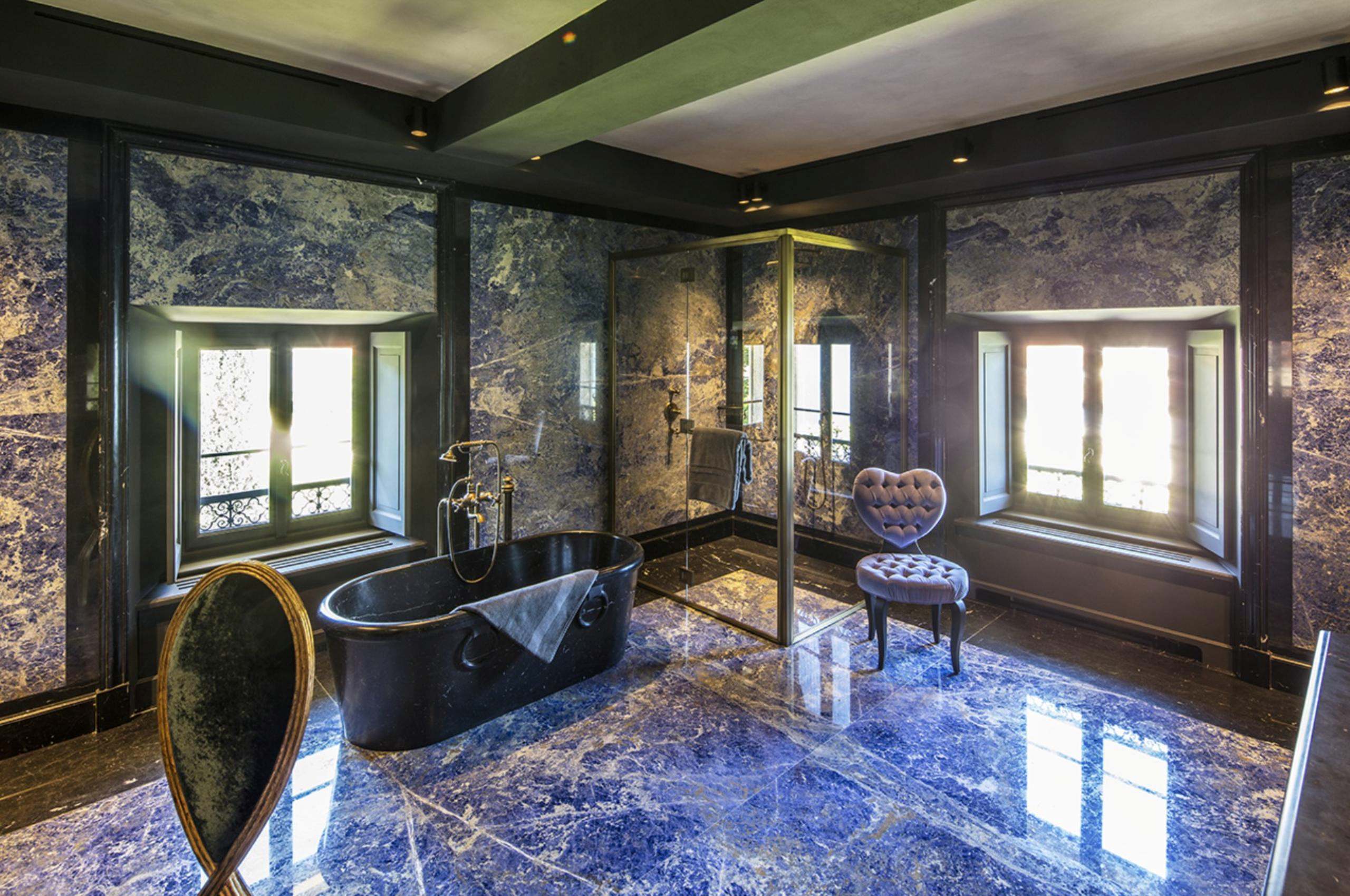 villa-allegra-bathtub-walk-in-shower-marble-unique-interiors-luxury-lakecomo