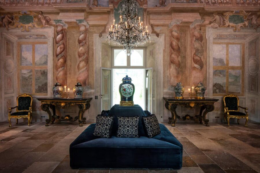 villa-allegra-entrance-hallway-grand-elegant-ornate-design-chandelier-luxury-lakecomo