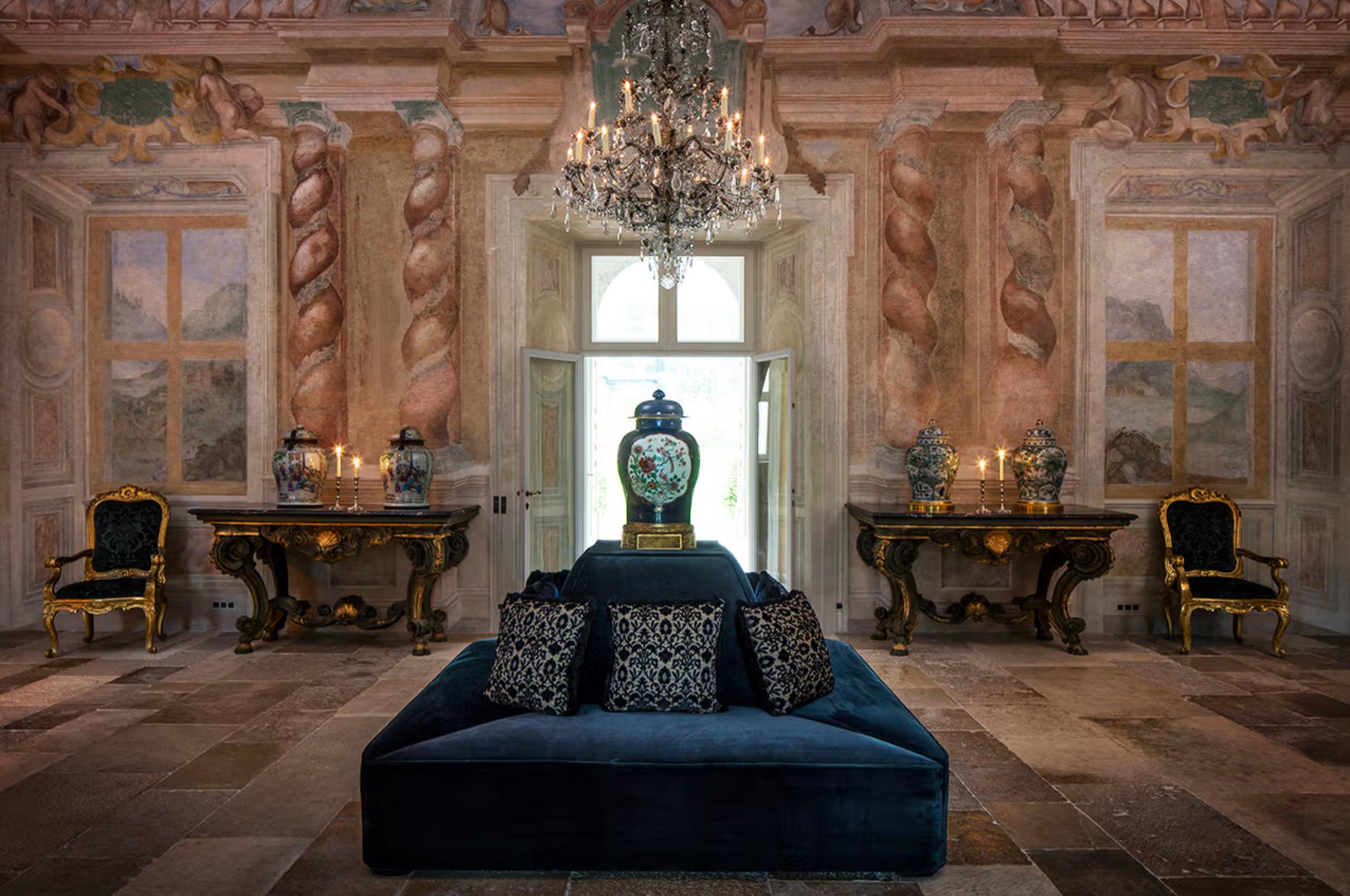 villa-allegra-entrance-hallway-grand-elegant-ornate-design-chandelier-luxury-lakecomo