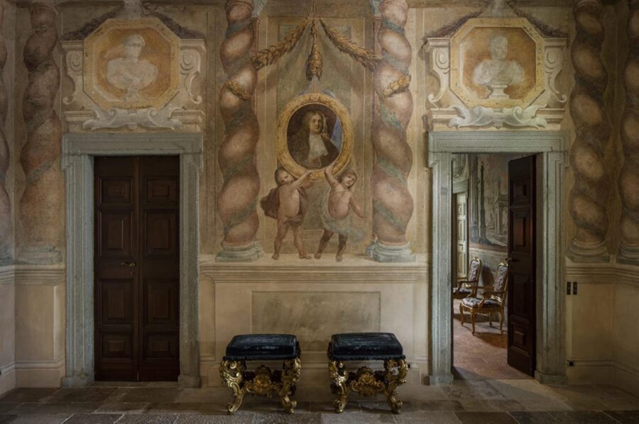 villa-allegra-hallway-elegant-ornate-artwork-historic-design-luxury-lakecomo