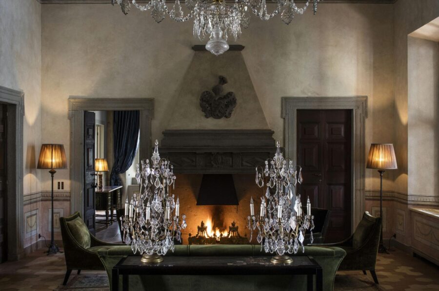villa-allegra-living-room-lounge-fireplace-chandeliers-grand-elegant-design-luxury-lakecomo