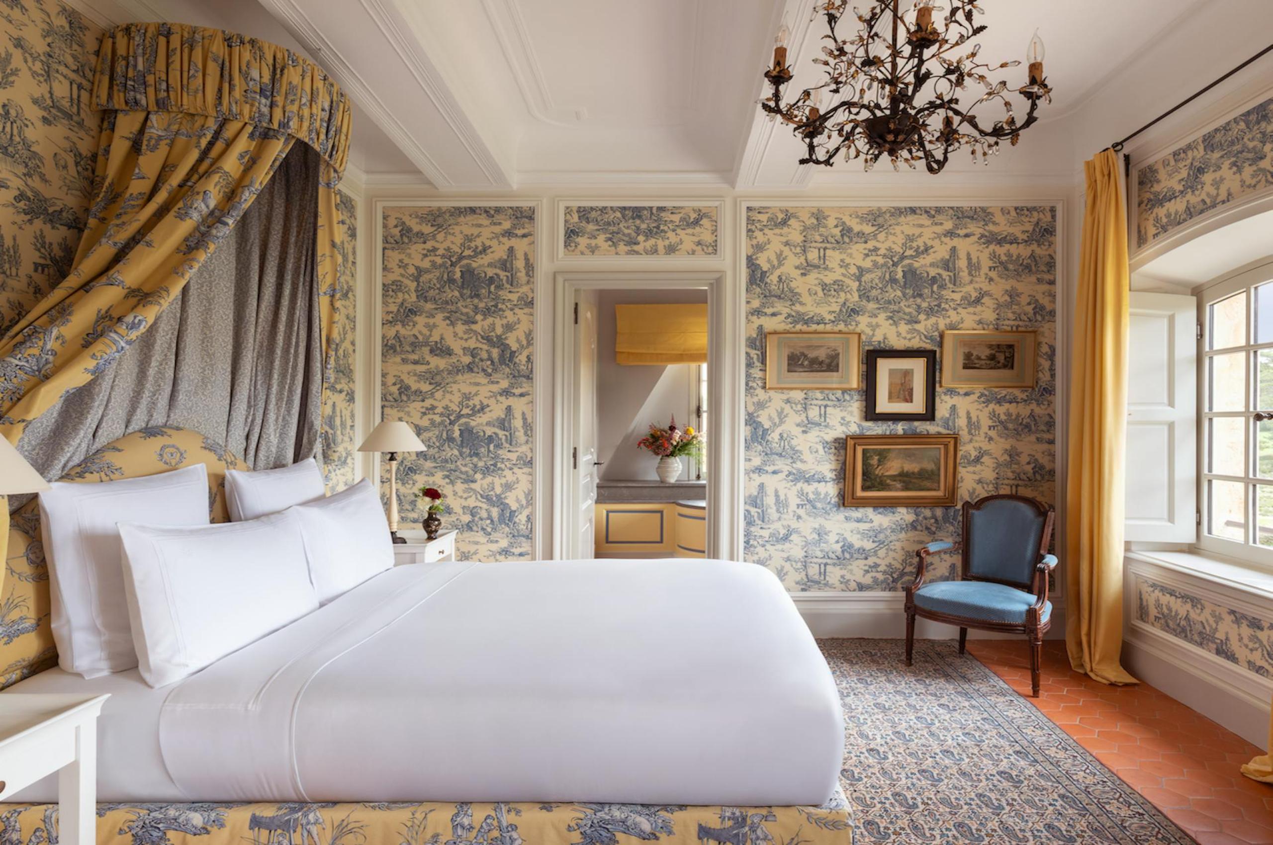 villa-belle-bedroom-elegant-ornate-design-renaissane-style-luxury-provence