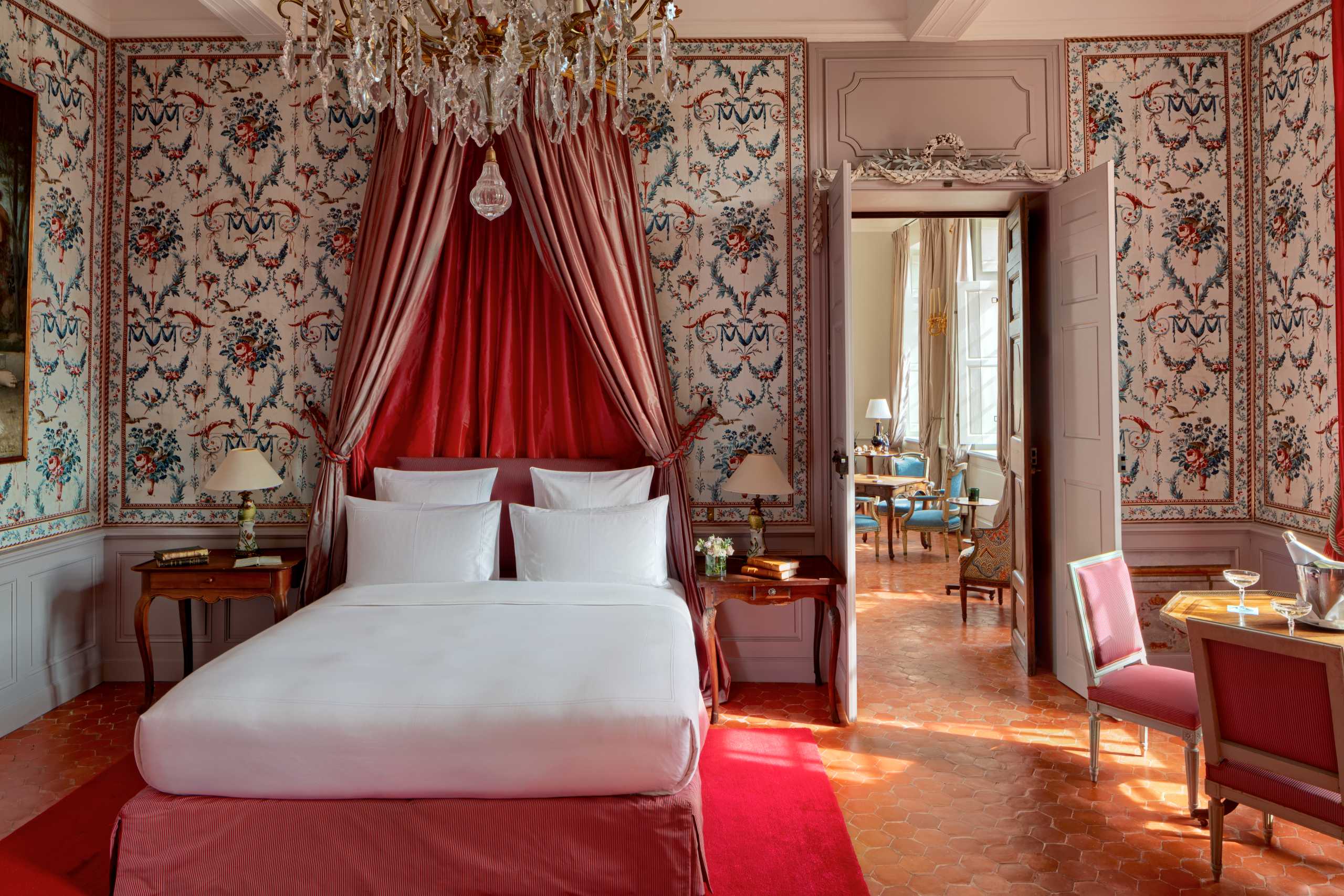 villa-belle-bedroom-opulent-elegant-grand-design-luxury-provence