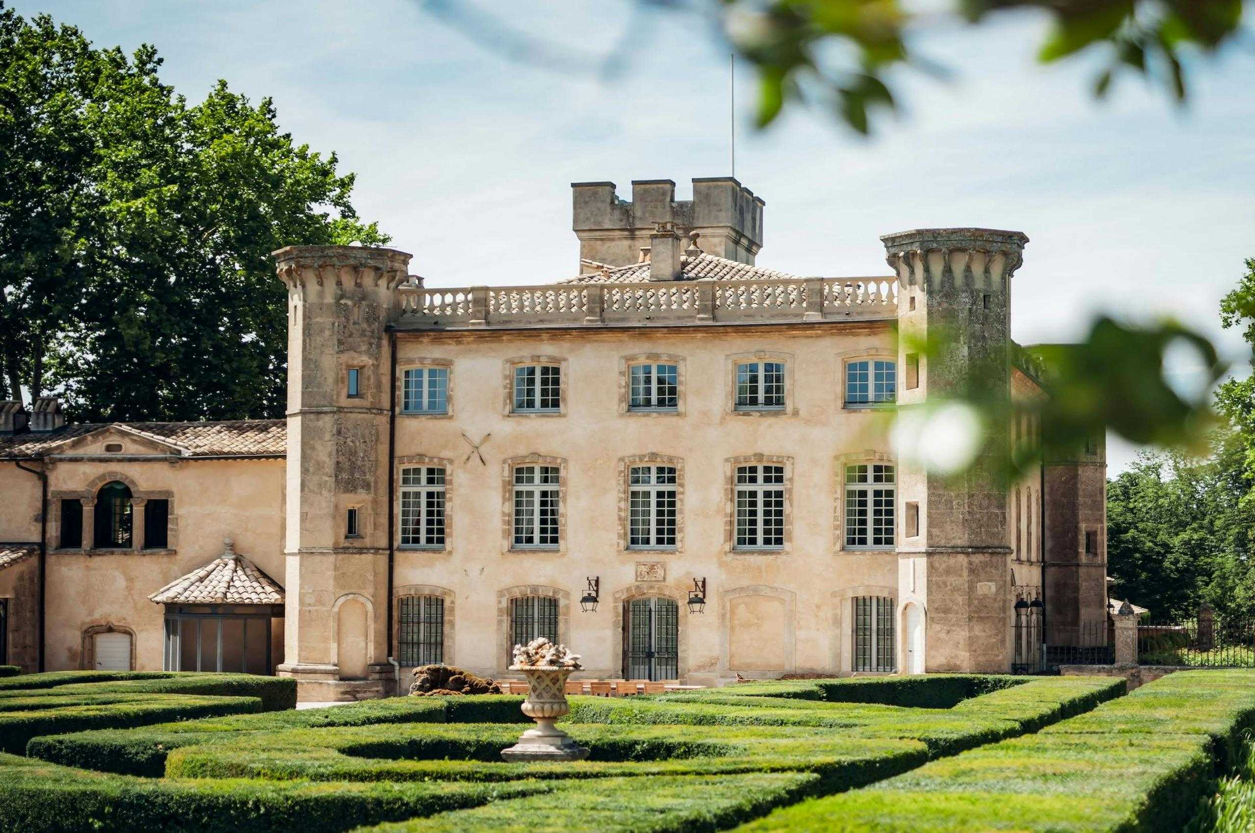 villa-belle-exterior-grand-chateaux-elegant-gardens-luxury-retreat-provence