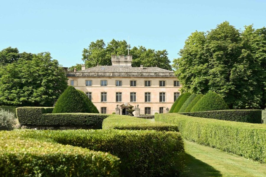 villa-belle-exterior-grounds-garden-luxury-grand-chateaux-rental-retreat-provence