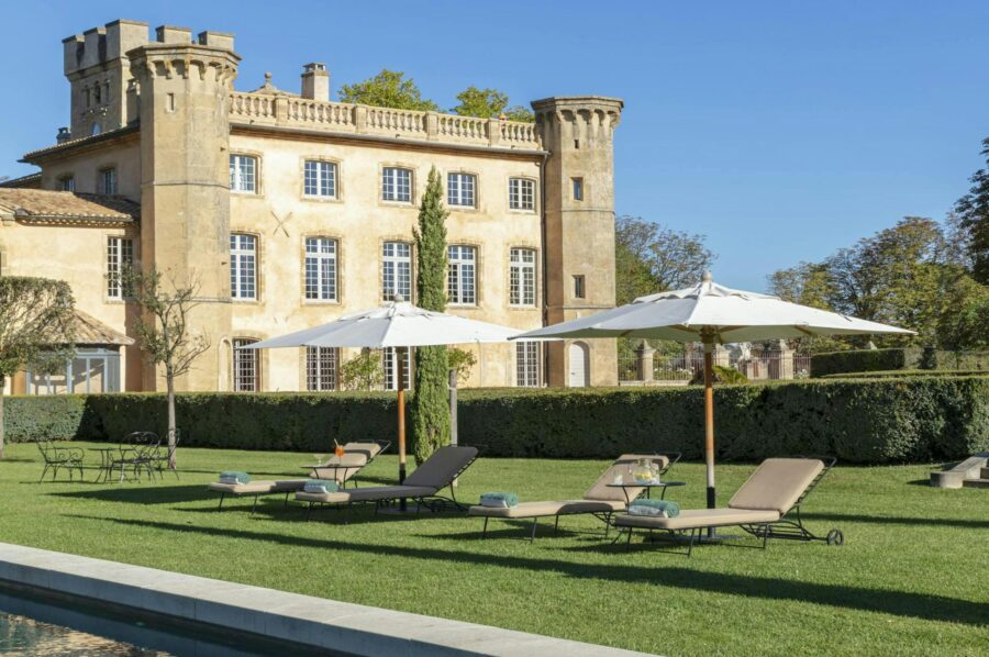 villa-belle-exterior-pool-garden-sunloungers-estate-grounds-luxury-provence