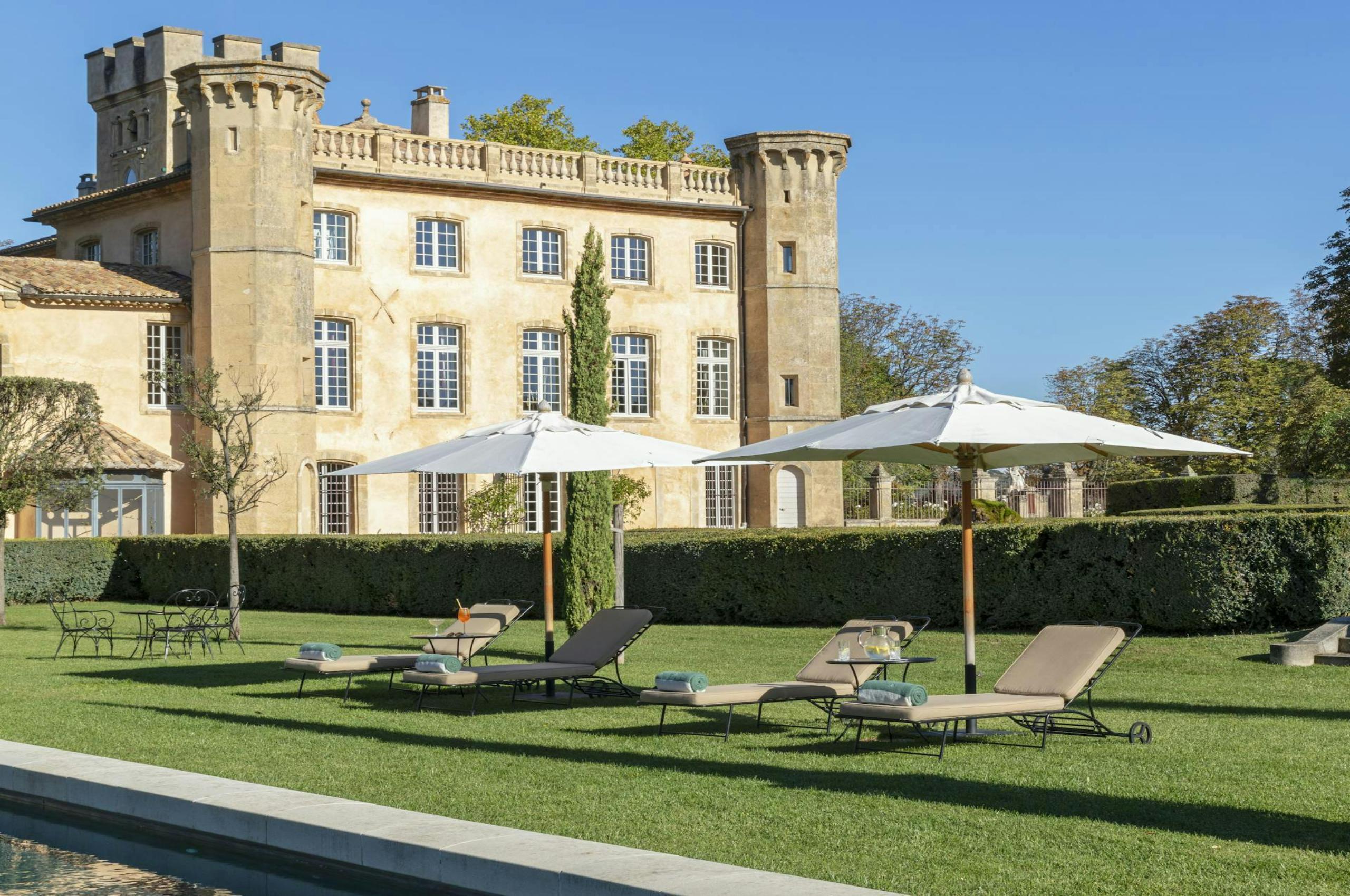 villa-belle-exterior-pool-garden-sunloungers-estate-grounds-luxury-provence