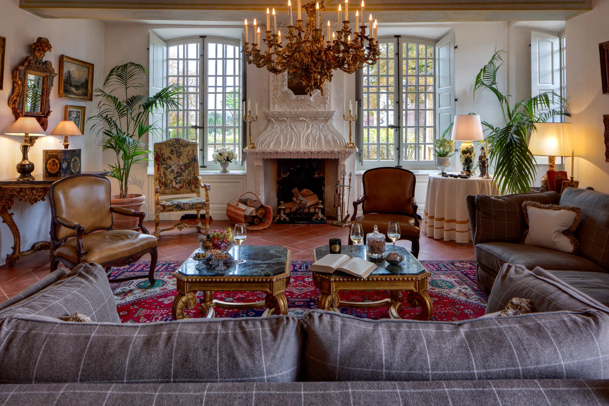 villa-belle-living-room-lounge-grand-fireplace-chandelier-elegant-interiors-luxury-provence