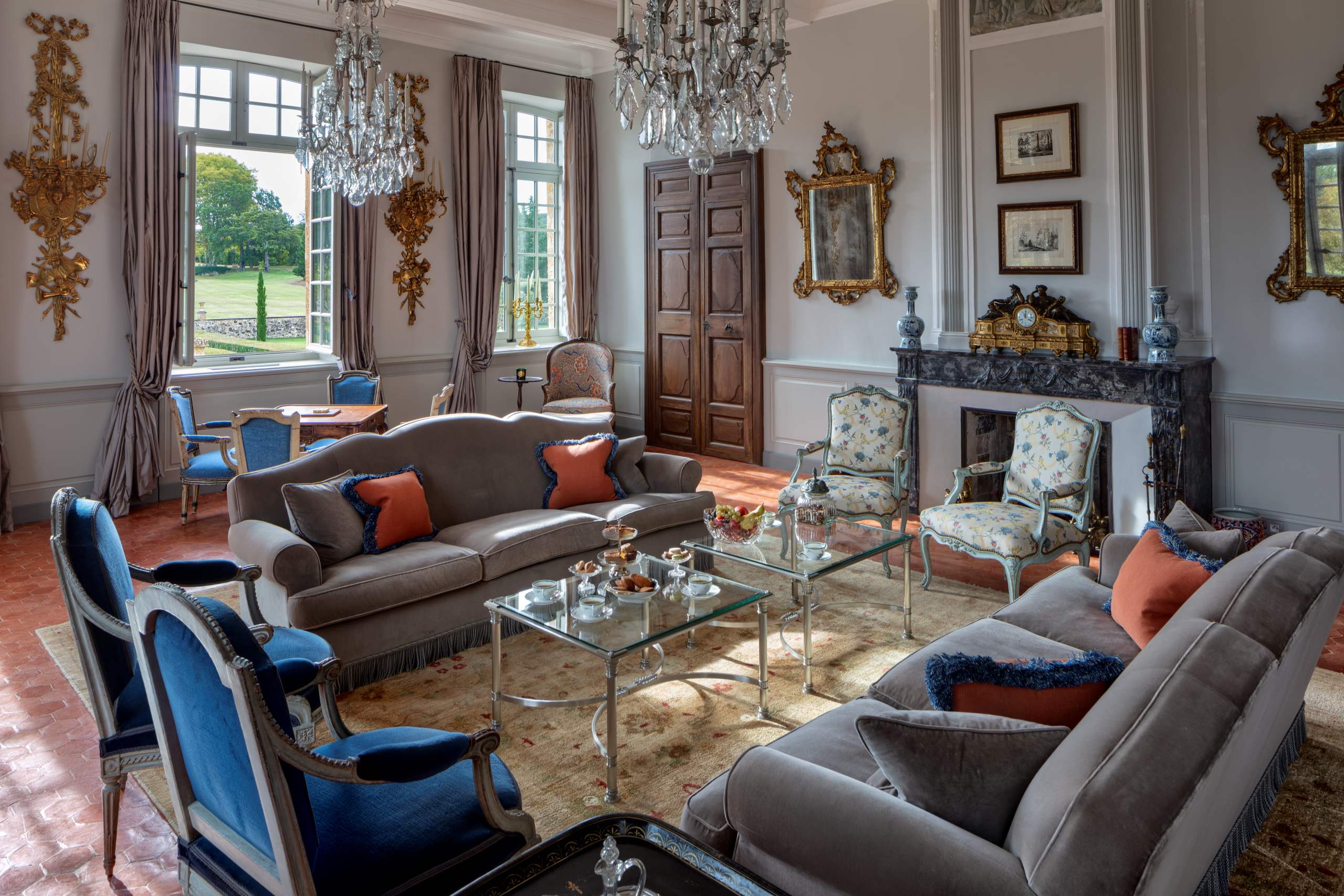 villa-belle-living-room-lounge-grand-opulent-elegant-design-luxury-provence
