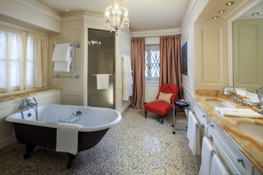 villa-carla-bathroom-double-sink-bathtub-scenic-lake-views-luxury-lakecomo