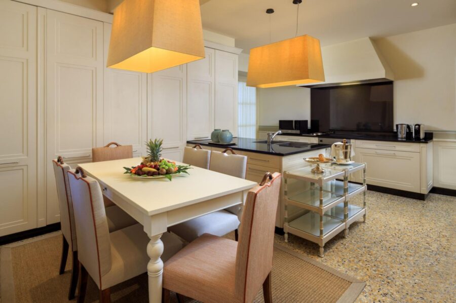 villa-carla-kitchen-dining-sleek-modern-design-luxury-lakecomo