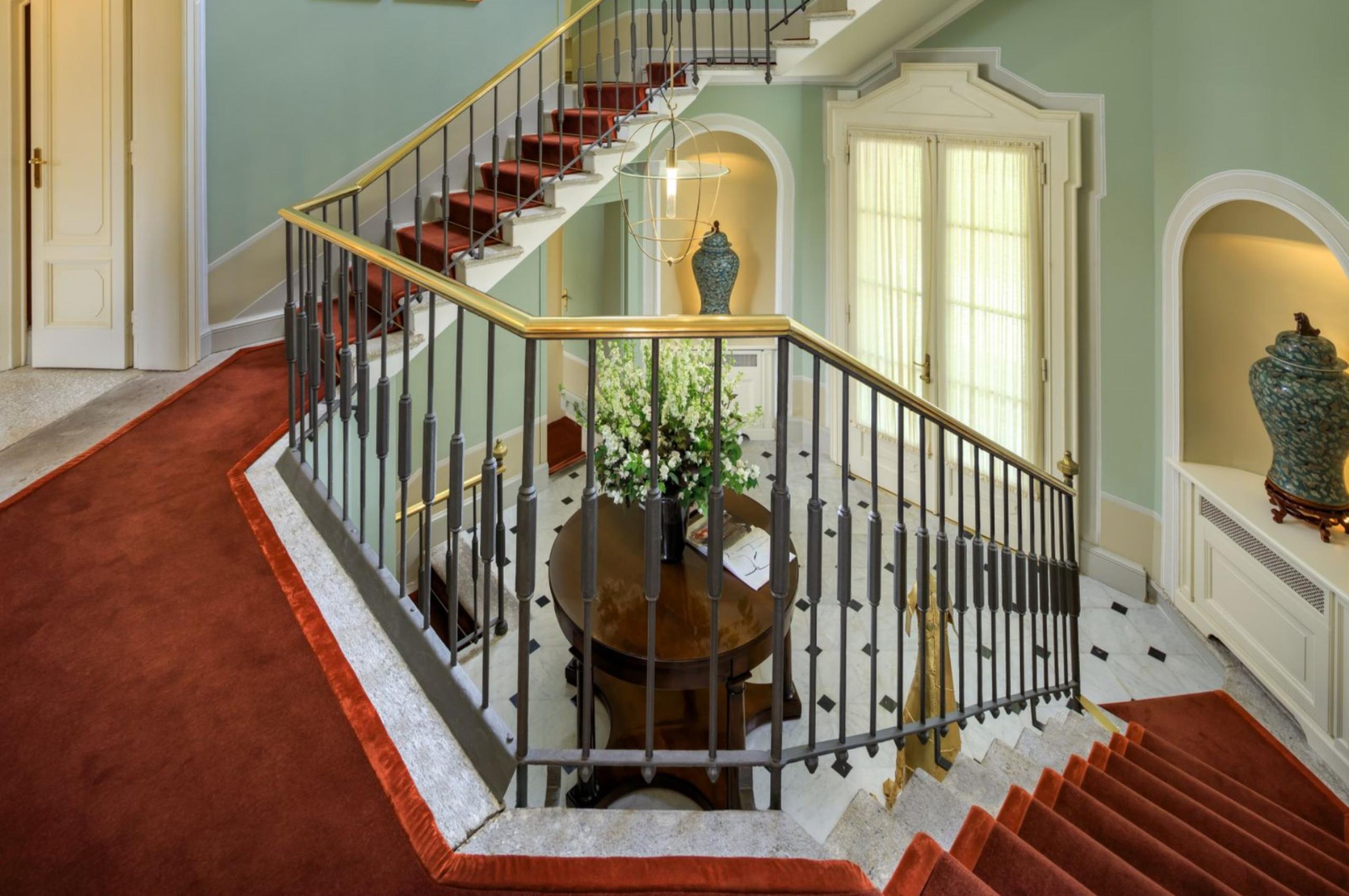 villa-carla-staircase-entrance-hallway-grand-elegant-design-luxury-lakecomo