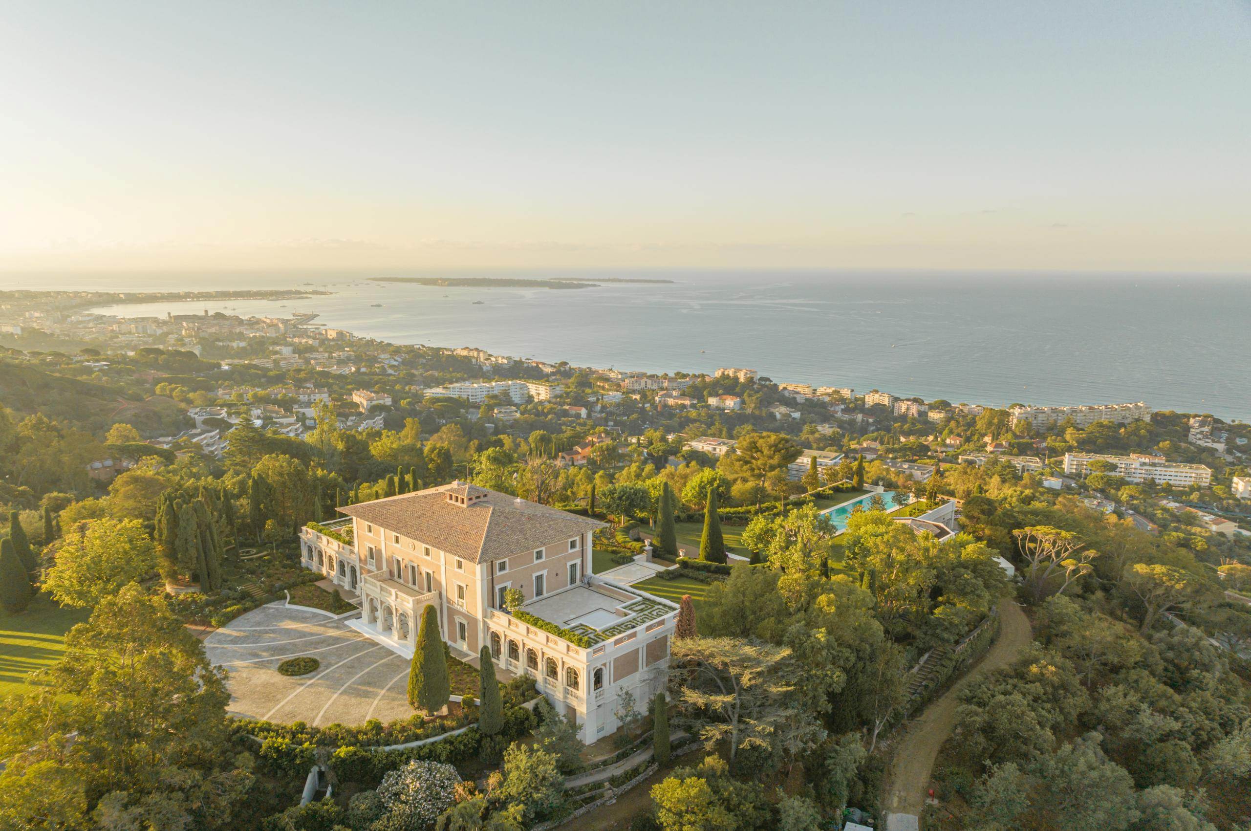 villa-celemence-grand-opulent-property-french-riviera-sea-view-luxury-rental-retreat-cannes