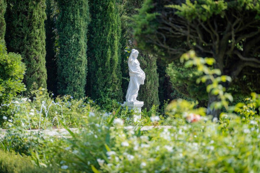 villa-clemence-garden-statue-serene-tranquil-oasis-luxury-rental-retreat-cannes