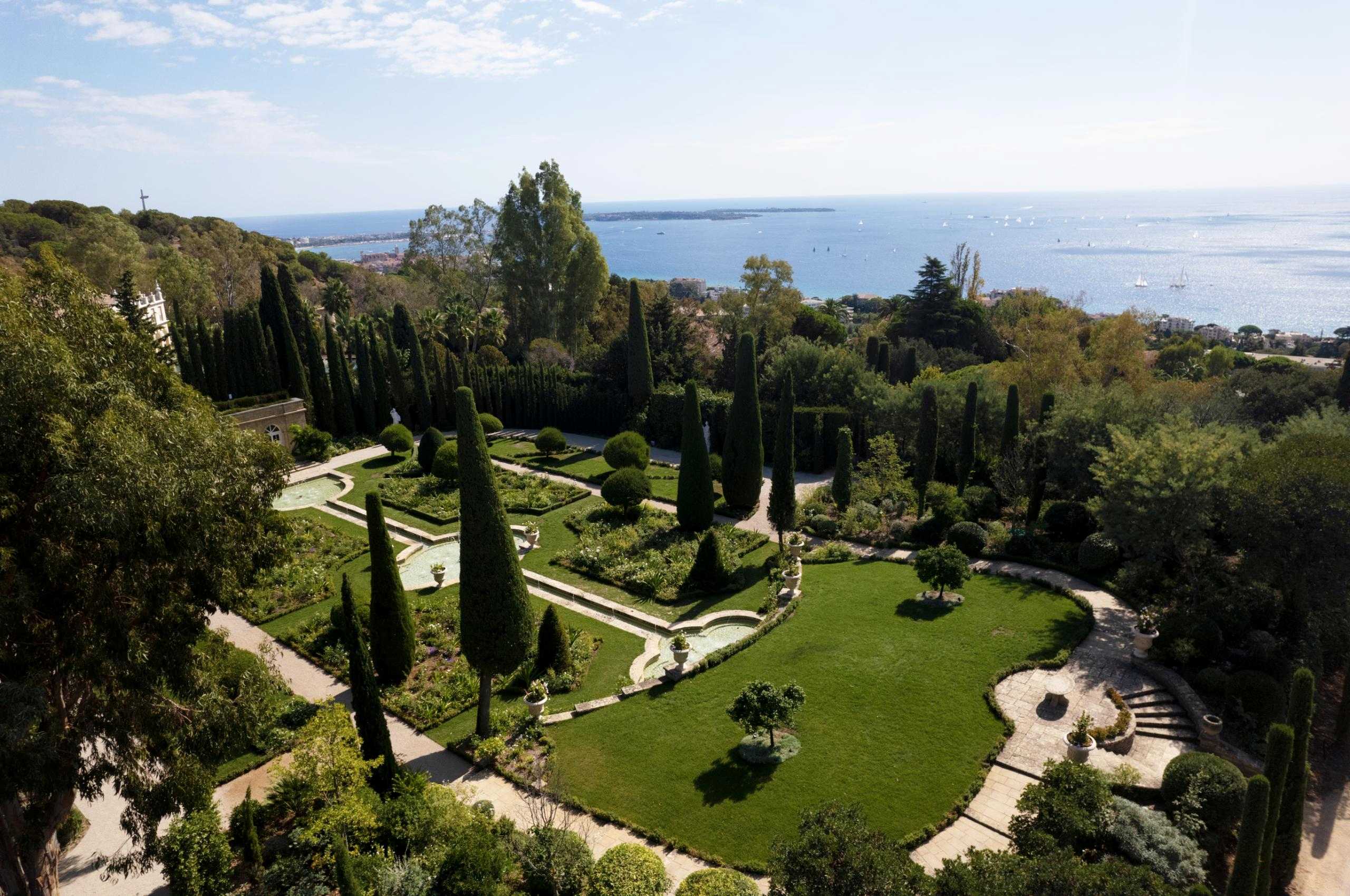 villa-clemence-landscaped-garden-sea-views-fountains-luxury-chateau-cannes