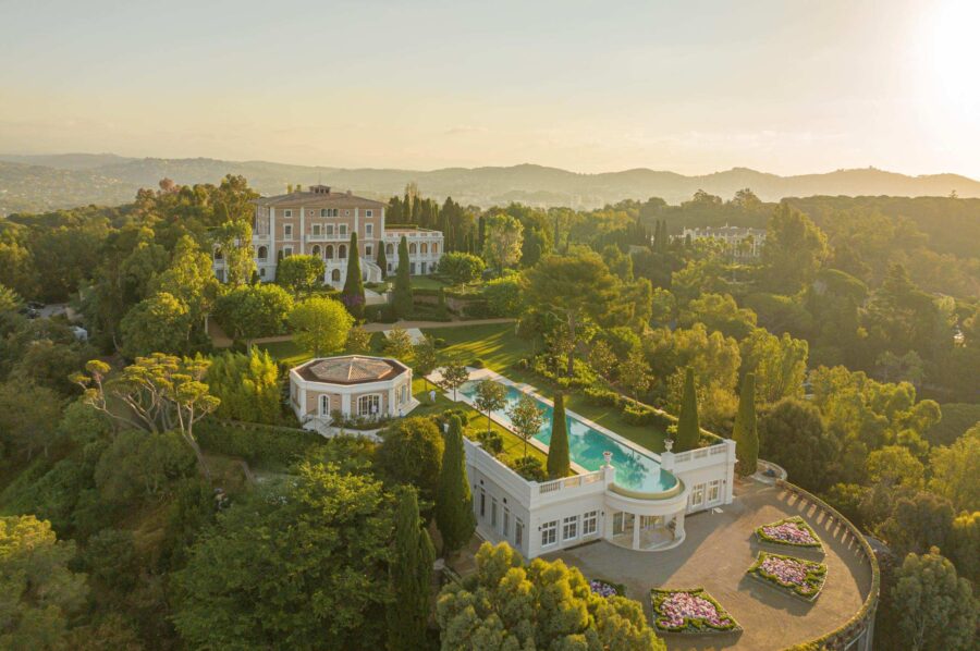 villa-clemence-mainpage-exterior-grand-swimming-pool-pool-house-luxury-rental-retreat-french-riviera-glamour-cannes