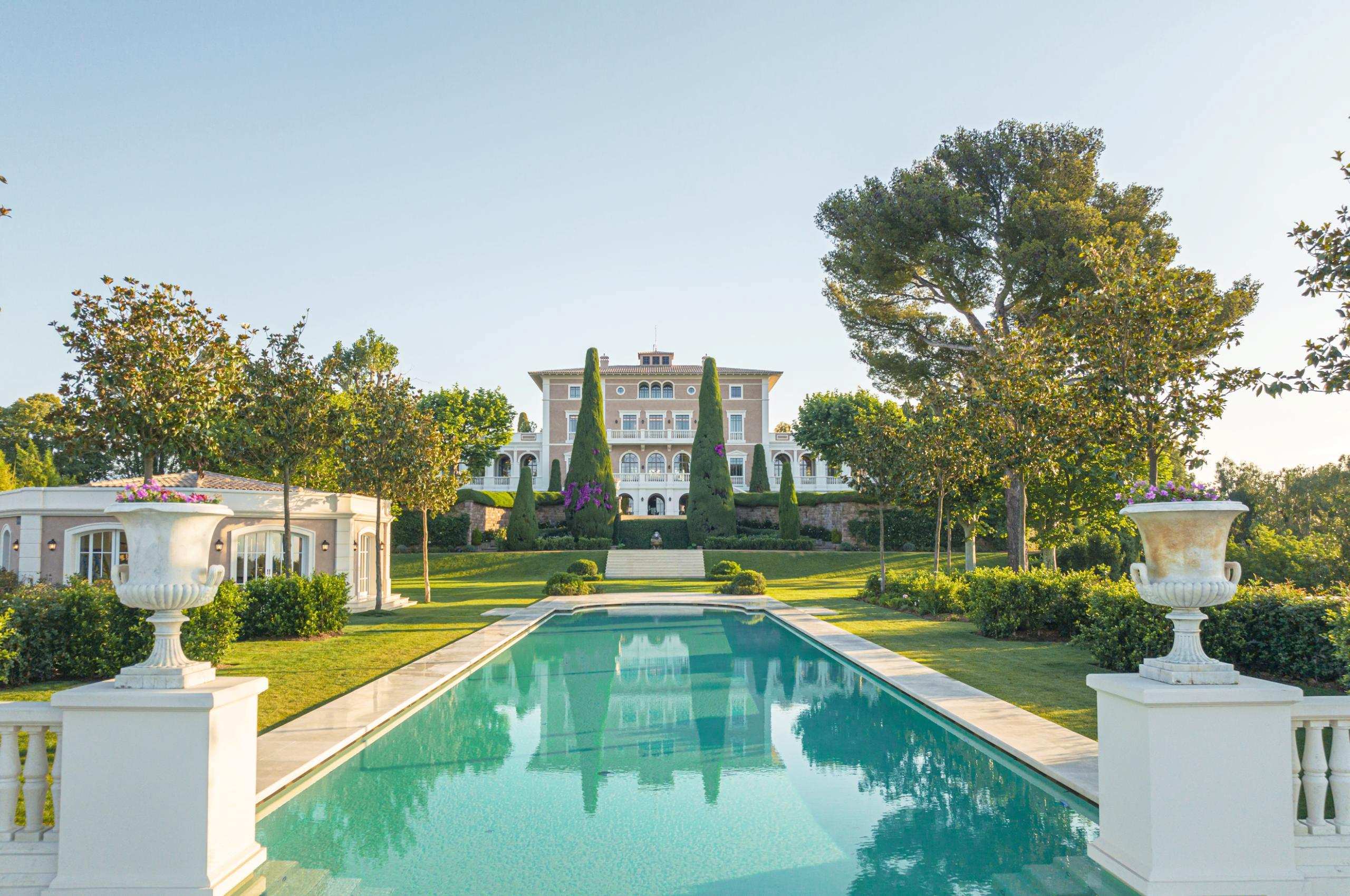 villa-clemence-swimming-pool-garden-pool-house-elegant-french-riviera-rental-retreat-luxury-cannes