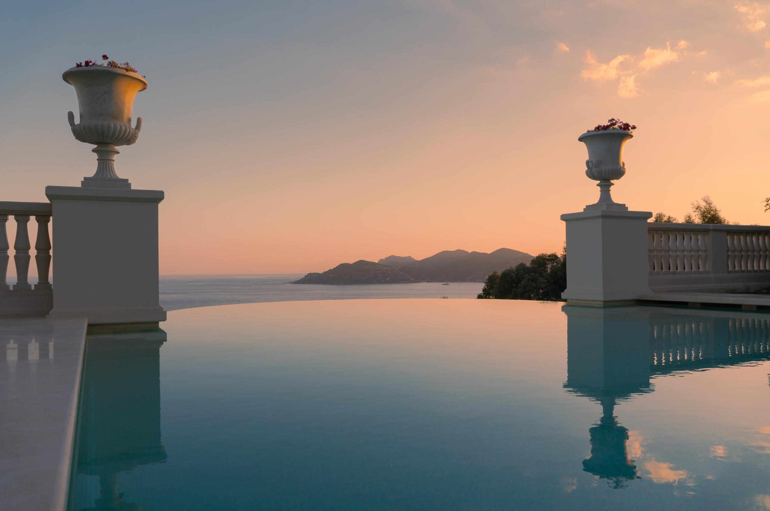 villa-clemence-swimming-pool-sea-view-sunset-luxury-rental-retreat-cannes