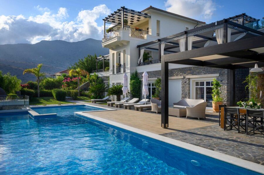 villa-dalida-swimming-pool-terrace-sunloungers-cabana-outdoor-dining-luxury-crete