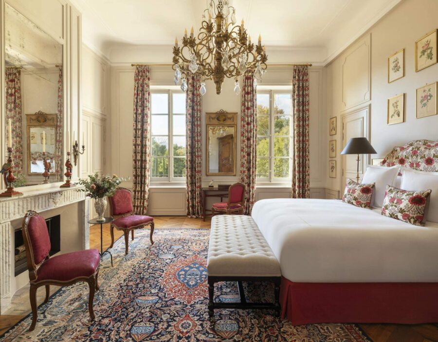 villa-esta-bedroom-elegant-bright-interiors-grand-chandelier-fireplace-opulent-design-luxury-provence