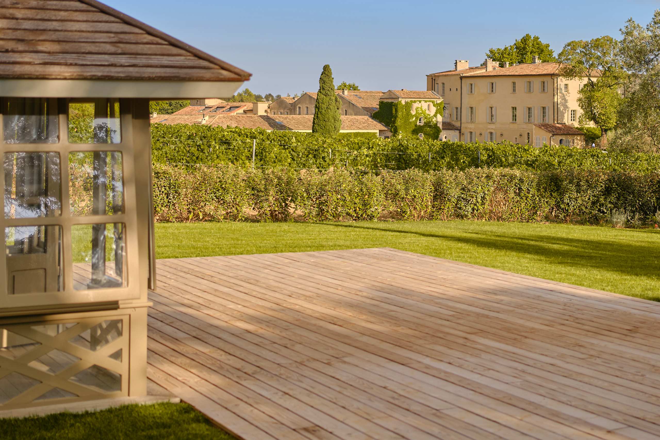 villa-esta-exterior-terrace-garden-tranquil-retreat-luxury-provence