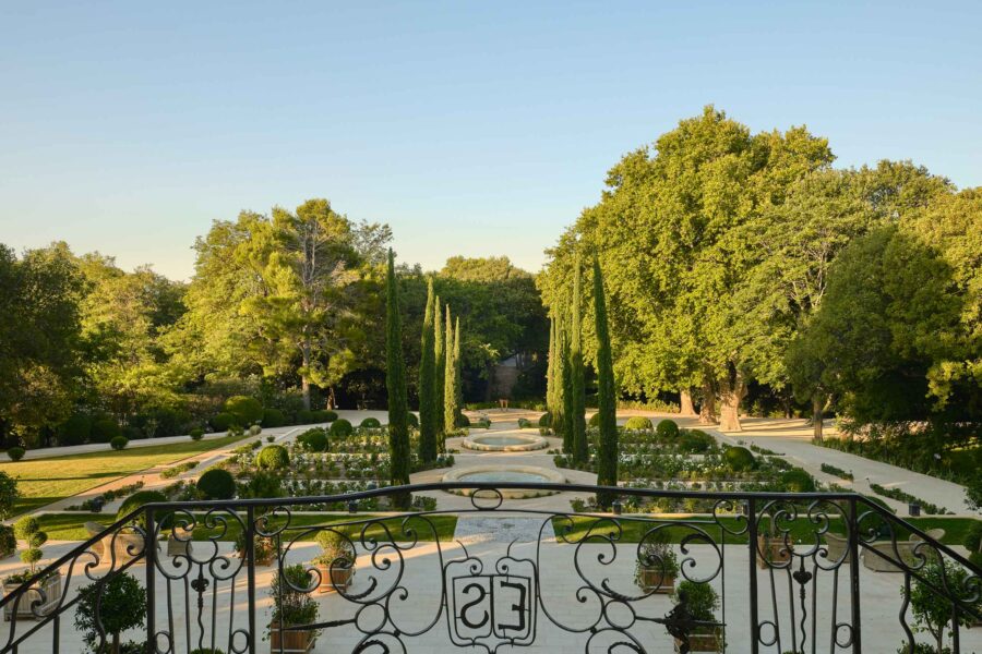 villa-esta-garden-balcony-lush-fountains-fairytale-chateau-luxury-provence