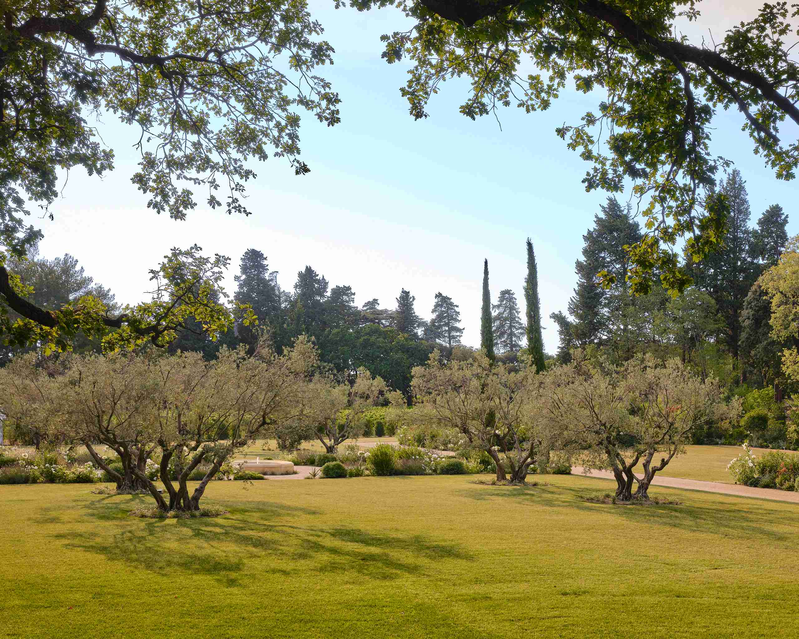 villa-esta-garden-landscaped-grounds-fountain-luxury-provence