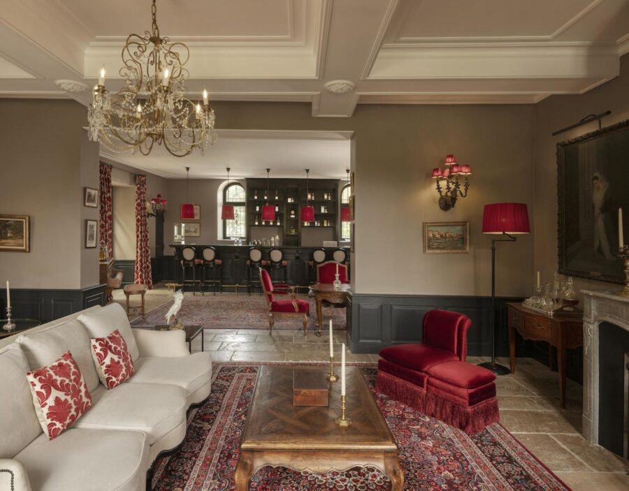 villa-esta-living-room-lounge-bar-fireplace-chandelier-spacious-elegant-interiordesign-luxury-provence