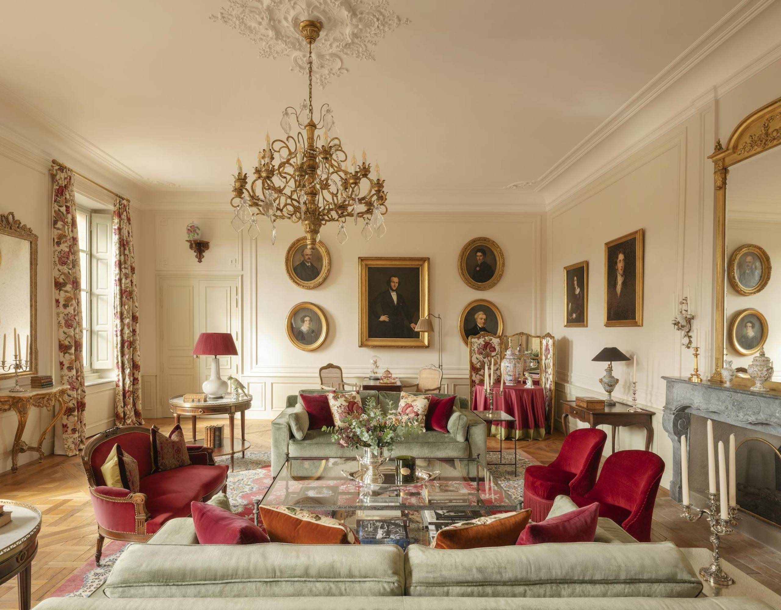 villa-esta-livingroom-lounge-grand-chandelier-fireplace-bright-spacious-luxury-provence