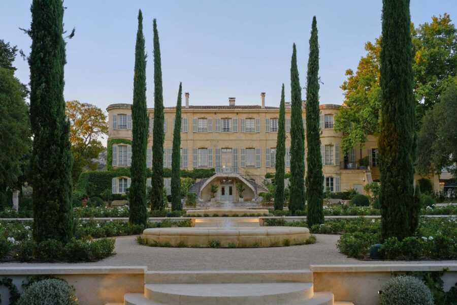 villa-esta-mainpage-exterior-fountain-luxury-countryside-chateau-elegant-fairytale-retreat-provence