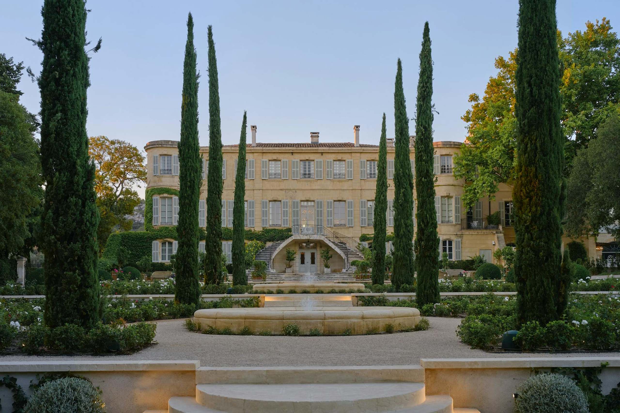 villa-esta-mainpage-exterior-fountain-luxury-countryside-chateau-elegant-fairytale-retreat-provence