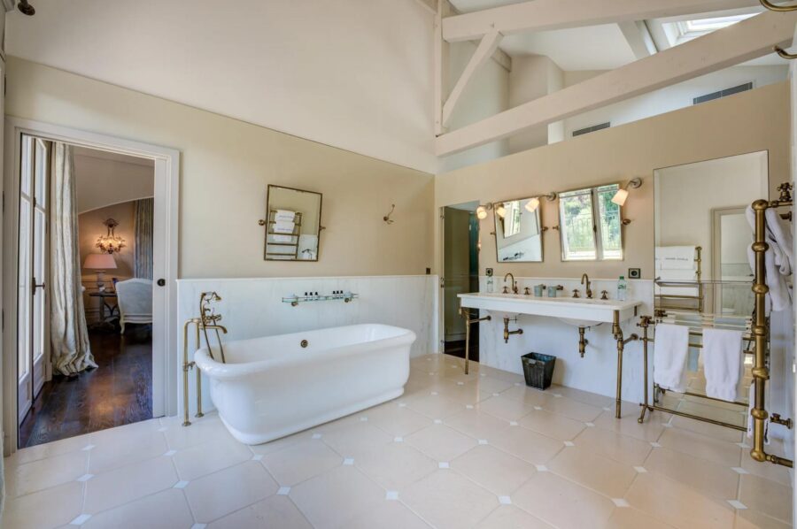 villa-felicity-bathroom-bathtub-double-sink-spacious-luxury-antibes