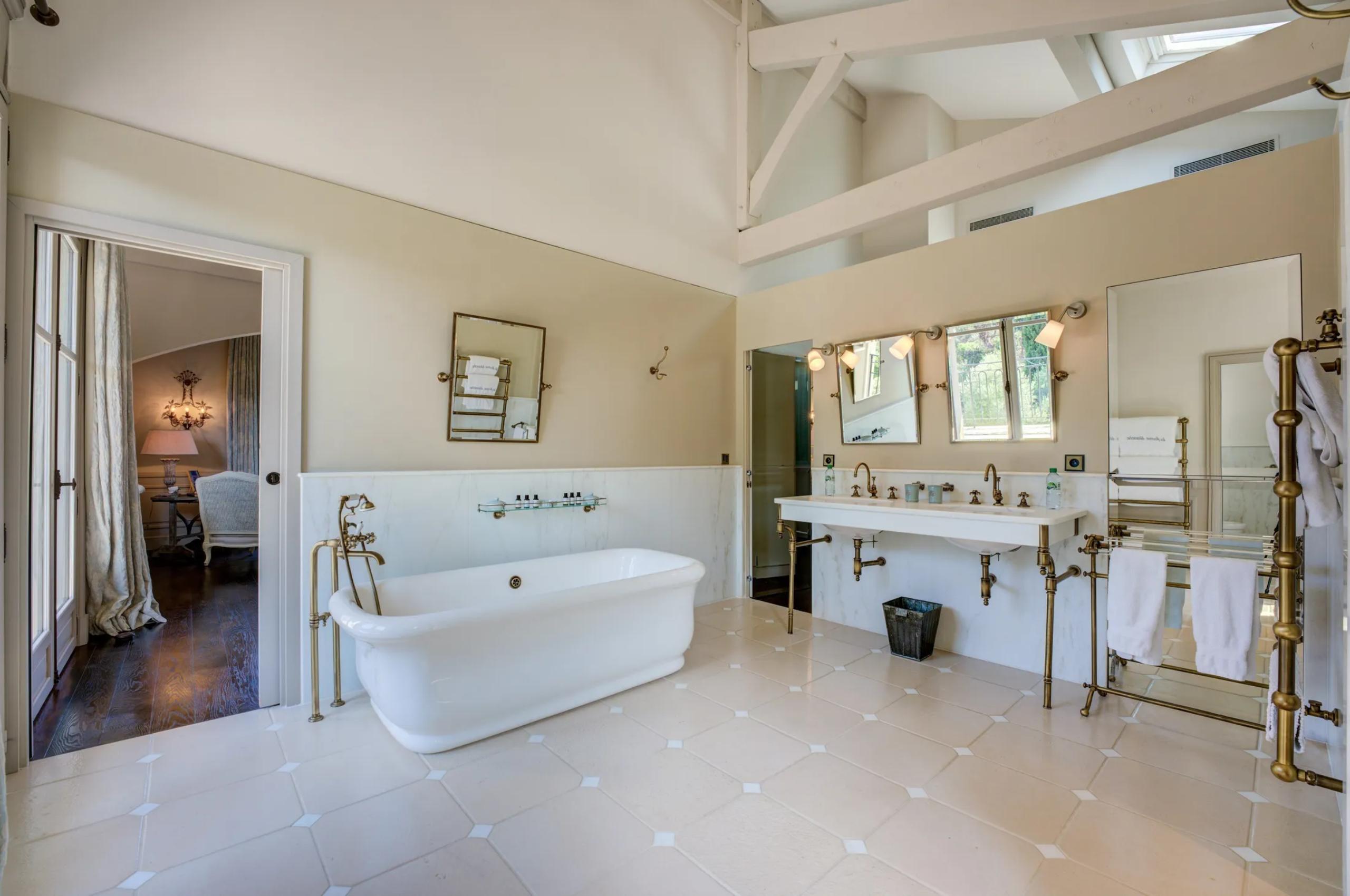 villa-felicity-bathroom-bathtub-double-sink-spacious-luxury-antibes