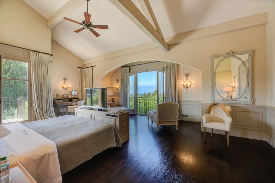 villa-felicity-bedroom-spacious-elegant-grand-timeless-interior-luxury-antibes