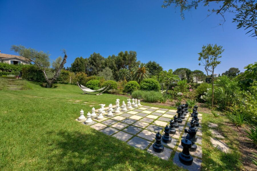 villa-felicity-chess-garden-luxury-rental-retreat-antibes