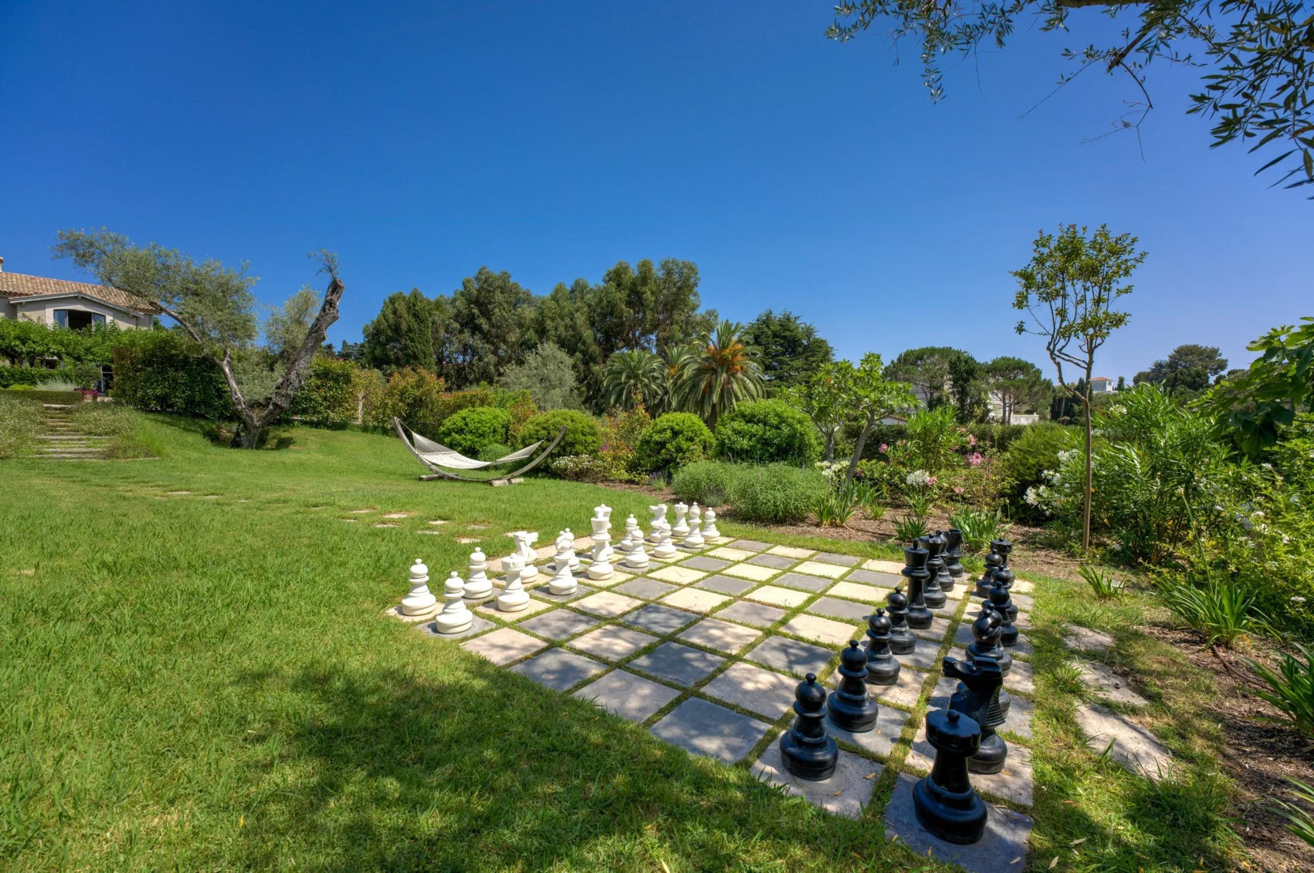 villa-felicity-chess-garden-luxury-rental-retreat-antibes