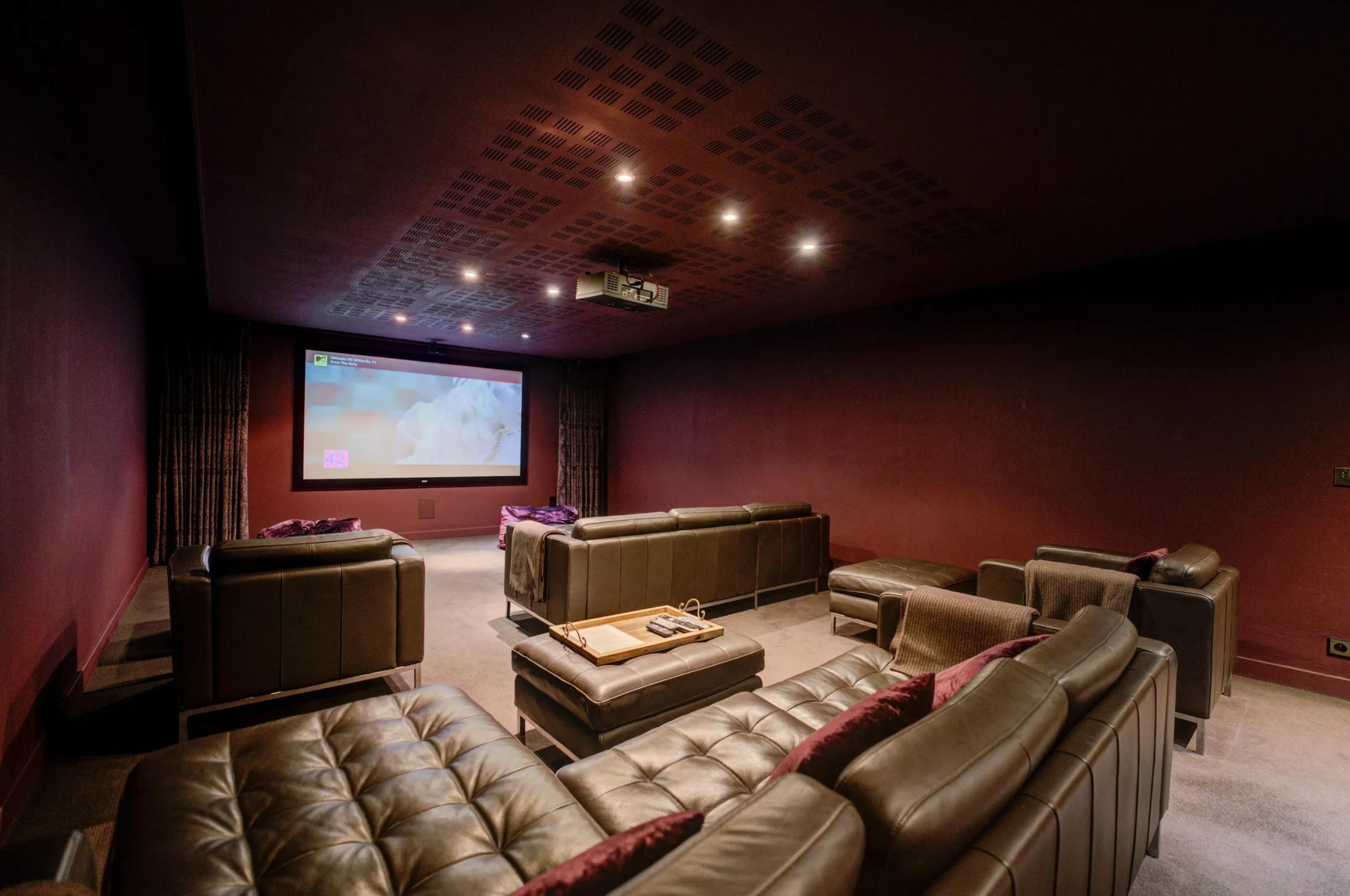 villa-felicity-cinema-room-film-movie-night-entertainment-luxury-antibes