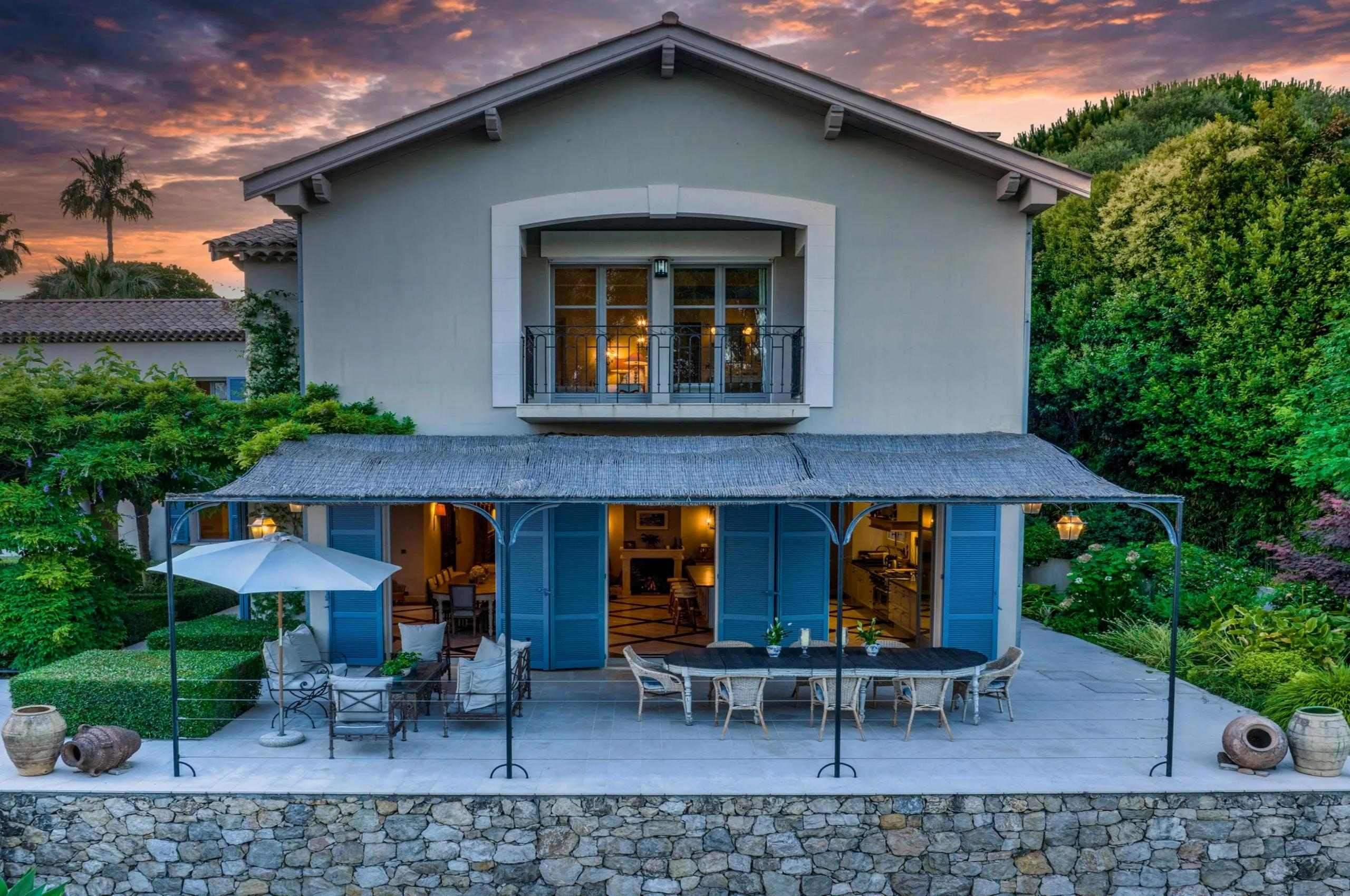villa-felicity-exterior-terrace-evening-luxury-rental-retreat-antibes